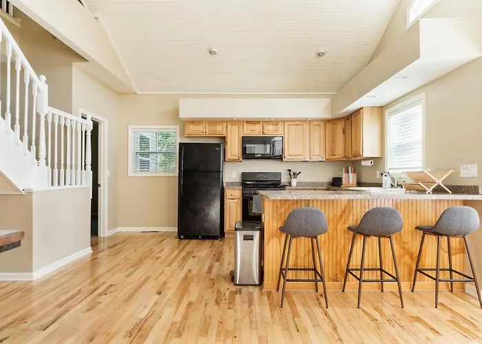 Large 5 Bed Lake Geneva Home 4 Blocks From Lake!