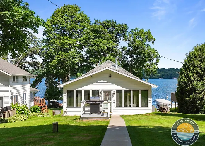 Lake Delavan Lakefront Home Pier Sleeps 6