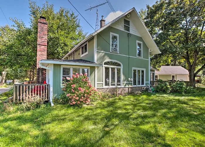 Pet-Friendly Home W/ Views Of Lake Delavan!
